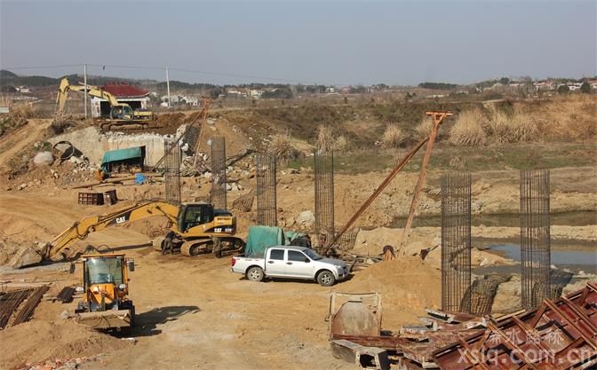 架设农村公路桥梁，打造交通民生工程