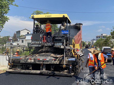 高温下坚守的路桥人